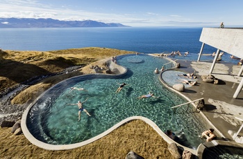 Geotermiske bade i solskin i GeoSea i Island
