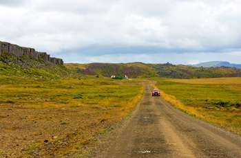 Vejen til Gerðubergs basaltklipper i det vestlige Island