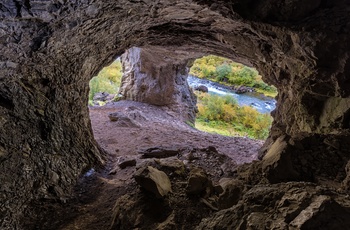 Grotte på vandreruten til Glymur vandfaldet, Island