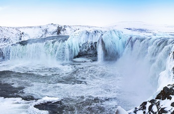 Vandfaldet Godafoss i sne - Island