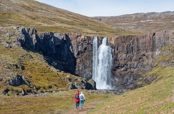 Rejsende på vej mod Gufufoss vandfaldet - Island