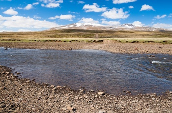 Højlandet i Island med slette og sneklædte bjerge