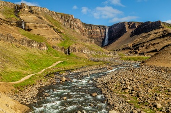 Vandfaldet Hengifoss i det østlige Island