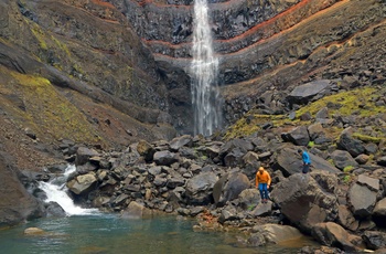 2 hikere for foden af vandfaldet Hengifoss i det østlige Island