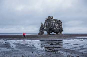 2 turister ved Hvitserkur klippen, Island