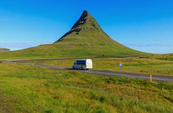 Turbus på vej mod Kirkjufell i det vestlige Island