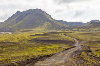 Vej gennem højslette og dramatisk natur, Kjalvegur i Island