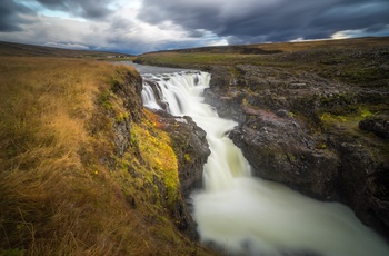 Kolugljúfur kløften og Kolufossar vandfaldet om efteråret, Island