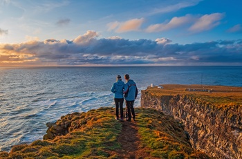 Ungt par på Látrabjarg klippen i Island