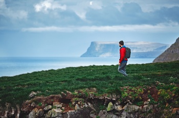Hiker ved Latrabjarg klippen i Island