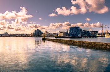 Udsigt til musikhuset HARPA i Reykjavik, Island