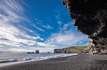 Reynisfjara - sort strand med basaltsøjler nær Vik i det sydlige Island