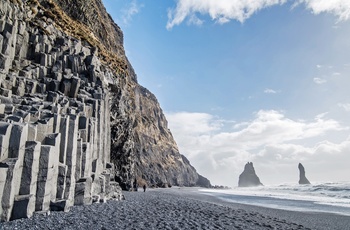 Reynisfjara - sort strand med basaltsøjler nær Vik i det sydlige Island