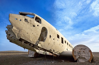 DC-3 flyvraget på en solskinsdag på Sólheimasandur strand, Island