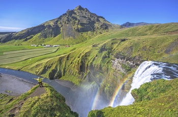 Udsigt til Skogafoss vandfald og området, Island