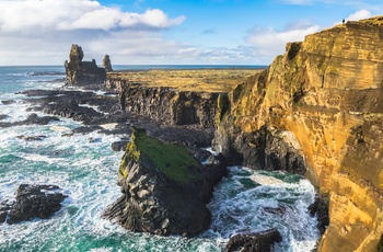 Basaltklippen Lóndrangar på Snæfellsnes halvøens kyst, Island