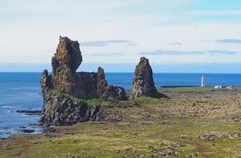 Basaltklippen Lóndrangar og fyrtårnet på Snæfellsnes halvøens kyst, Island