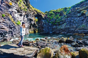 Klippekysten Valanös med flere tunneler på Snæfellsnes halvøen, Island