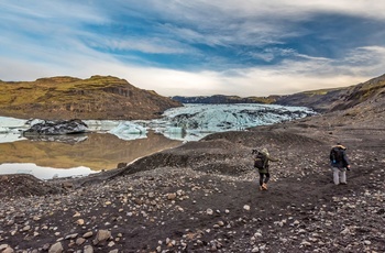 Turister på vej til Solheimajokul gletsjer, Island