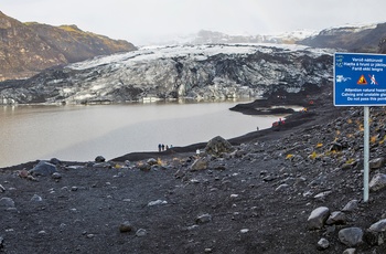 Skilt og turister på vej til Solheimajokul gletsjer, Island
