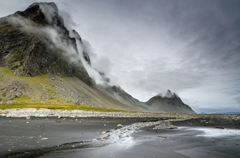 Gråvejr over Vestrahorn bjerget på Stokksnes halvøen, Island