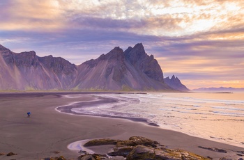 Strand med turist og Vestrahorn bjerget på Stokksnes halvøen, Island