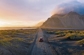 Bil på vej mod Stokksnes halvøen og bjerget Vestrahorn, Island