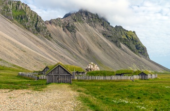 Vikingeby ved Vestrahorn bjerget på Stokksnes halvøen, Island
