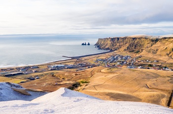 Udsigt til kystbyen Vik i det sydlige Island