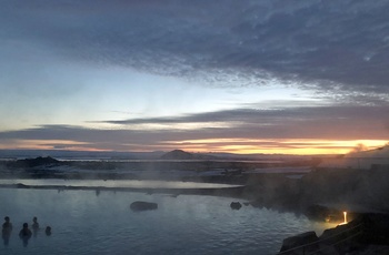 Myvatn Nature Baths i Island i solnedgang