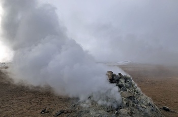 Dampe ved det geotermiske område Námafjall i Island