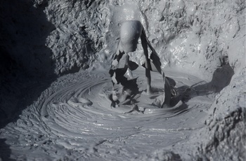 Kogende mudder i det geotermiske Námafjall i Island