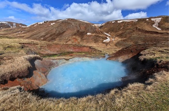Dalen Reykjadalur tæt på Reykjavik vrimler med varme geotermiske kilder, Island