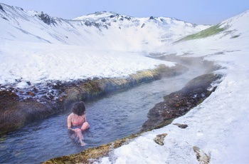 Hop i den varme flod i dalen Reykjadalur nær Reykjavik, Island