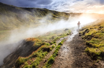Smuk vandretur i dalen Reykjadalur med de varme kilder nær Reykjavik, Island