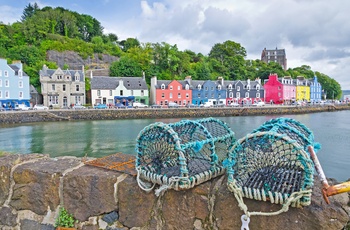 Tobermory - lille kystby med farverige husfacader på Isle of Mull - Skotland