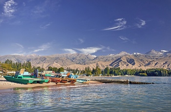 vandcykler ved Issyk-Kul søen med Tian Shan-bjergene i baggrunden - Kirgisistan
