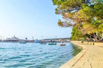 Promenade ved kystbyen Fazana i Istrien, Kroatien