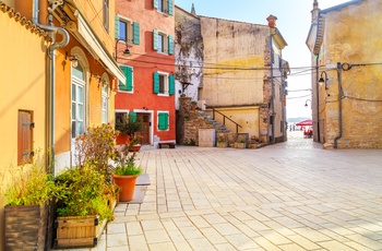 En lille plads i Fazana´s gamle bydel, Istrien i Kroatien