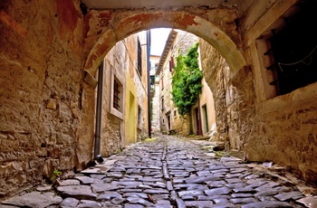 Brostensbelagt gade i Kunstnerbyen Groznjan i Istrien, Kroatien