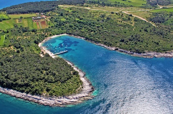 Luftfoto af Kamenjak naturpark og én af mange bugter, Istrien i Kroatien