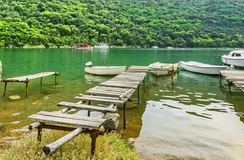 Små både i Limski-fjorden i Istrien, Kroatien