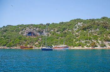 Små både i Limski-fjorden i Istrien, Kroatien