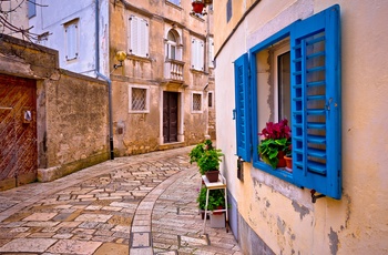 Gade i den gamle bydel i kystbyen Porec i Istrien, Kroatien