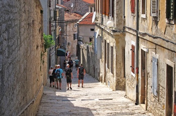 Turister i Pula´s gamle bydel, Istrien i Kroatien