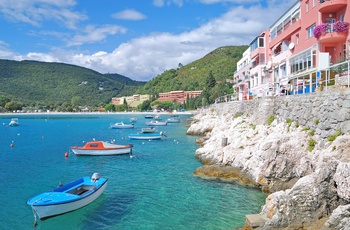 Turkisblåt vand ved kysten til Rabac i Istrien, Kroatien