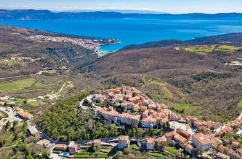 Den lille by Labin og Rabac ude ved kysten, Istrien i Kroatien