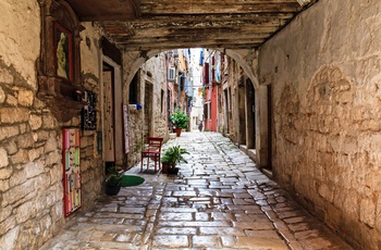 Smal gade i den gamle bydel i Rovinj, Istrien i Kroatien