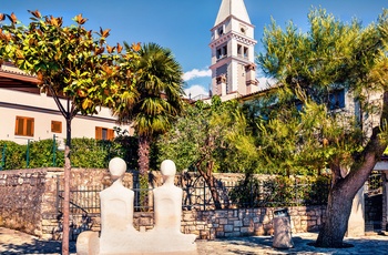 En plads i Vrsar gamle bydel med udsigt til kirken, Istrien i Kroatien