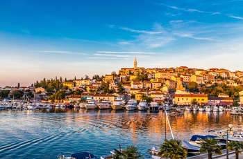 Aftenlys over kystbyen Vrsar i Istrien, Kroatien